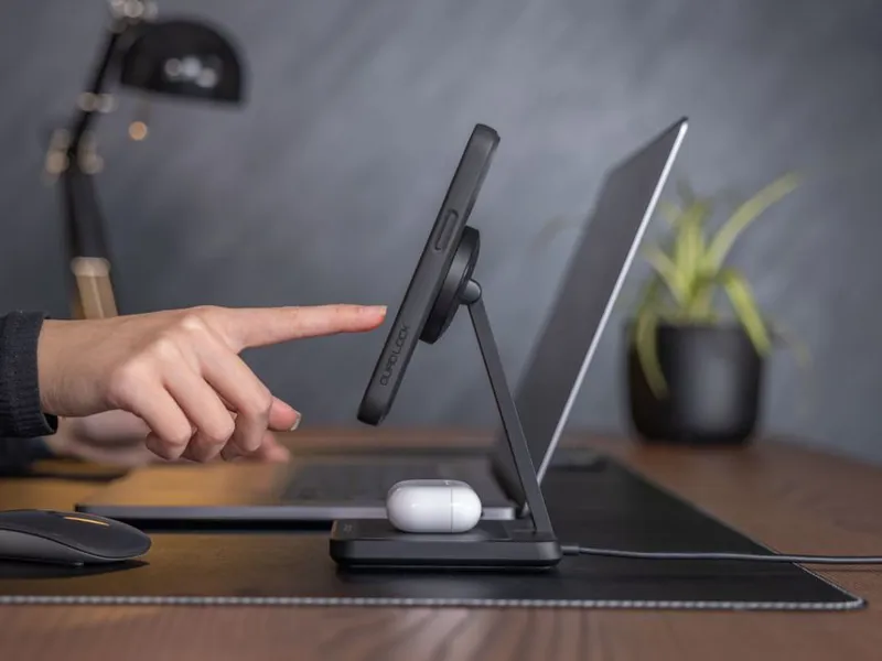 Quad Lock MAG Dual Desktop Wireless Charger - Black-10