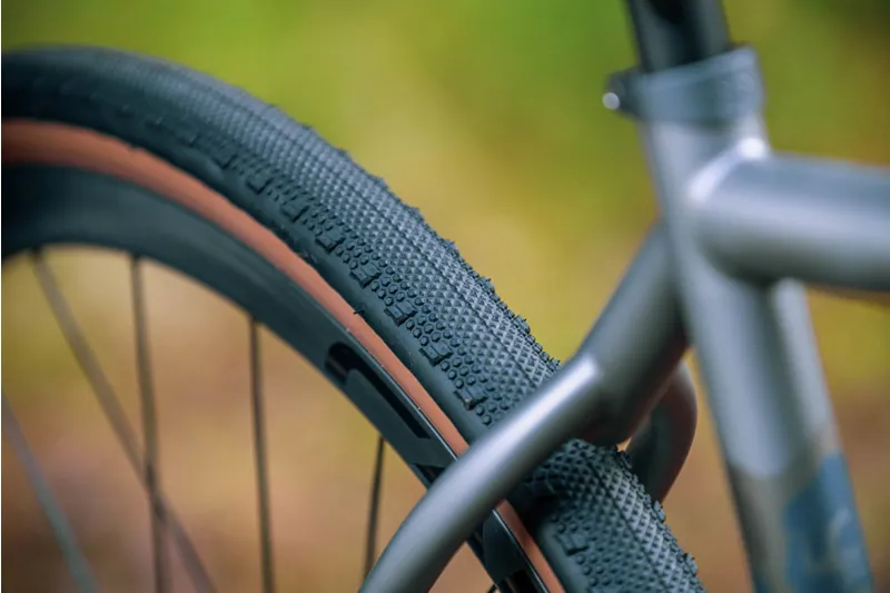Cadex AR Tubeless Gravel Bike Tyre - Black/Tan - 700x40c-6