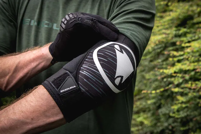 Endura SingleTrack II Elbow Protectors - Black-1