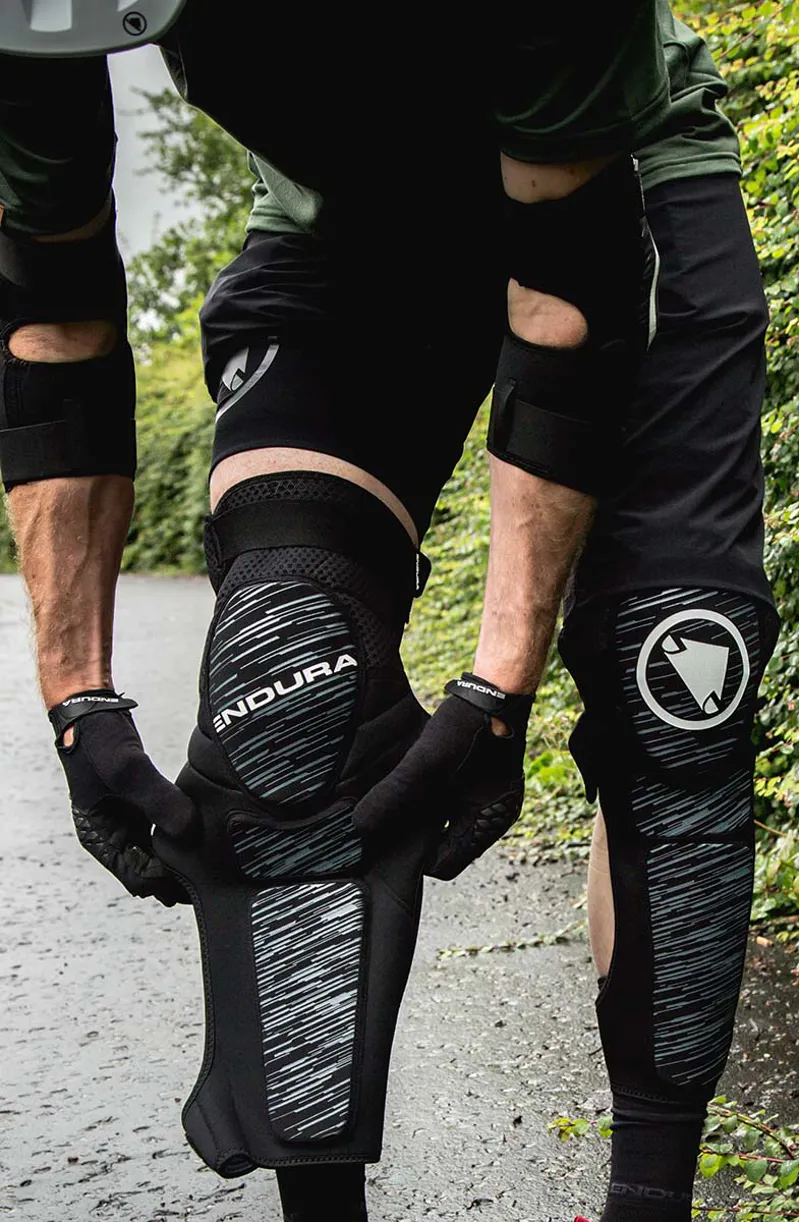 Endura SingleTrack Shin Protector II - Black-2