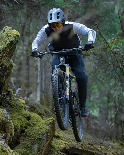 Amflow PL riding a fast, technical trail