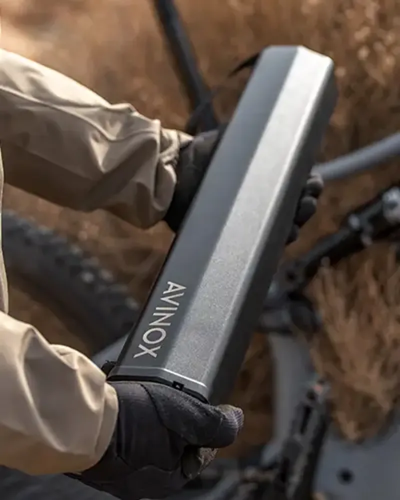 Removing the 800Wh battery from the Amflow PR electric mountain bike