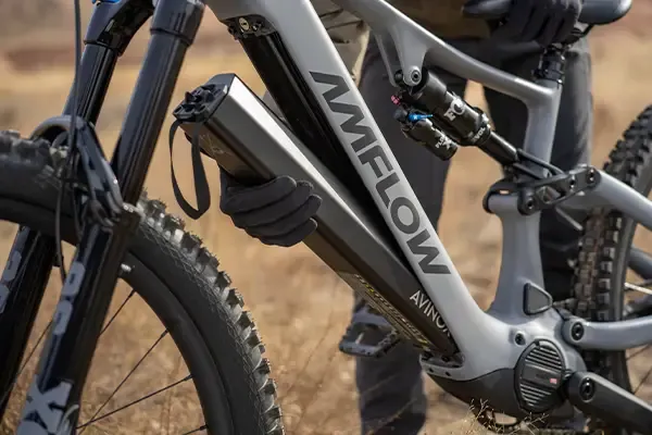 Rider demostratiing Amflow PR removable battery on the trail