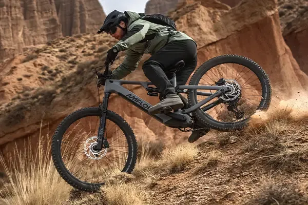 Riding the Amflow PR with adjustable geometry on a fast and loose downhill trail