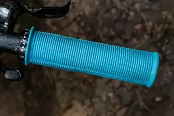 Peaty's Monarch MTB grips blue