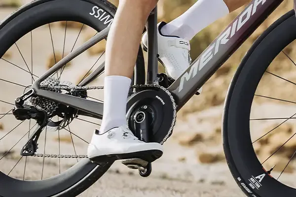 Rider on Merida Reacto wearing Clipless cycling shoes and pedals