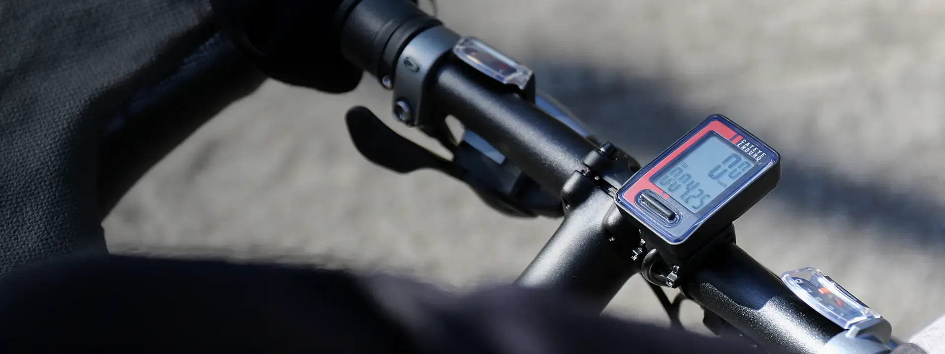 Wired cycle computer displaying ride data on a flat bicycle handlebar