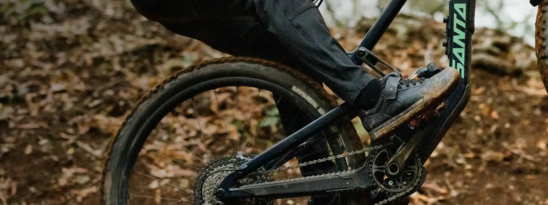 Fox mountain bike shoes and socks for trail, enduro and downhill riding