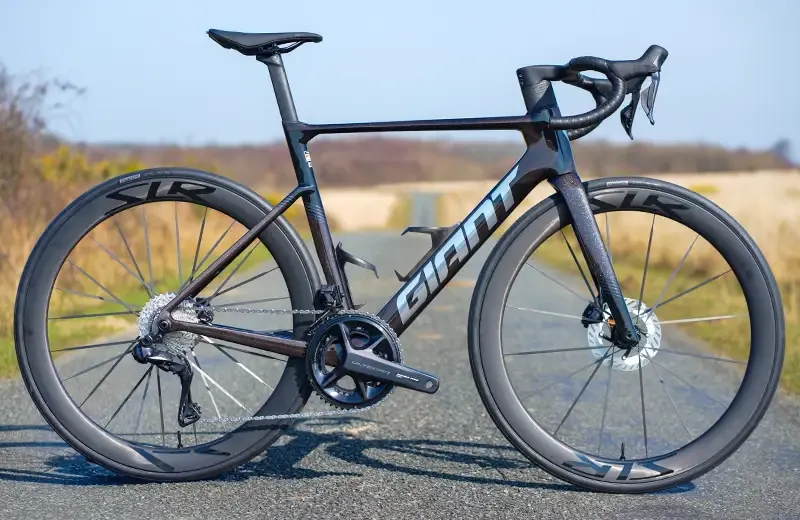Giant Propel Advanced Pro 0 Di2 aero road bike for fast road riding