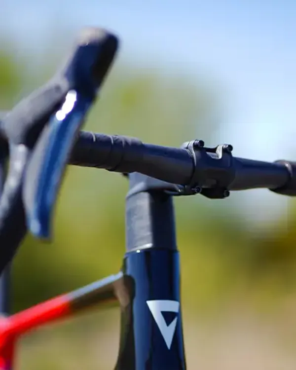 Giant TCR Advanced Pro integrated cockpit detail
