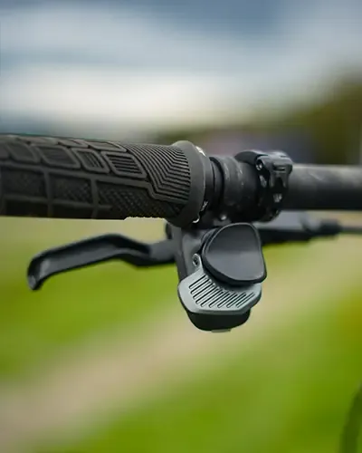 RideControl Ergo 5 remote beside the handlebar grip and brake lever