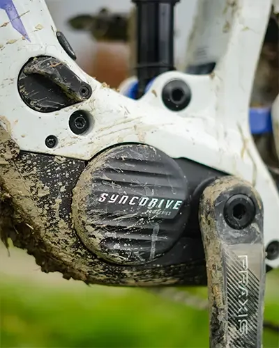 Close-up of the SyncDrive Pro 4 motor on a muddy Giant Trance Advanced E+