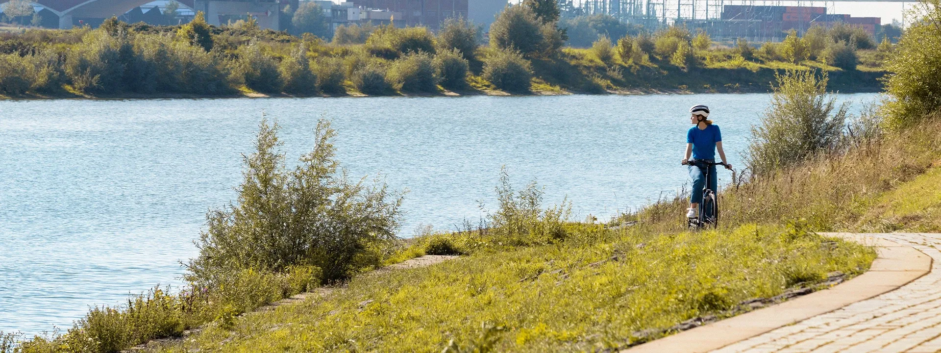 Suspension fork hybrid bikes built for comfort and control on mixed surfaces