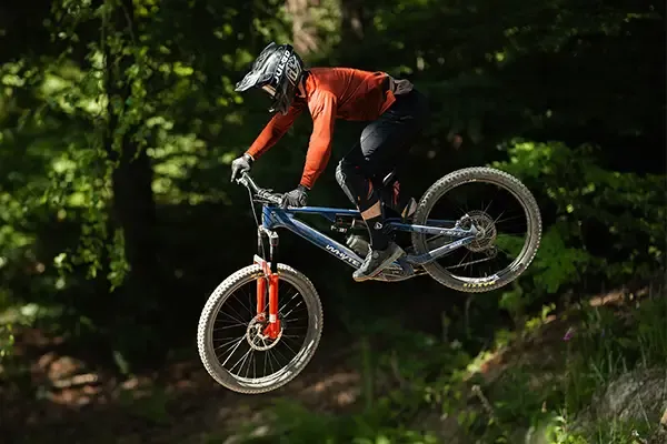 Whyte Karve EVO RSX rider jumping a woodland trail