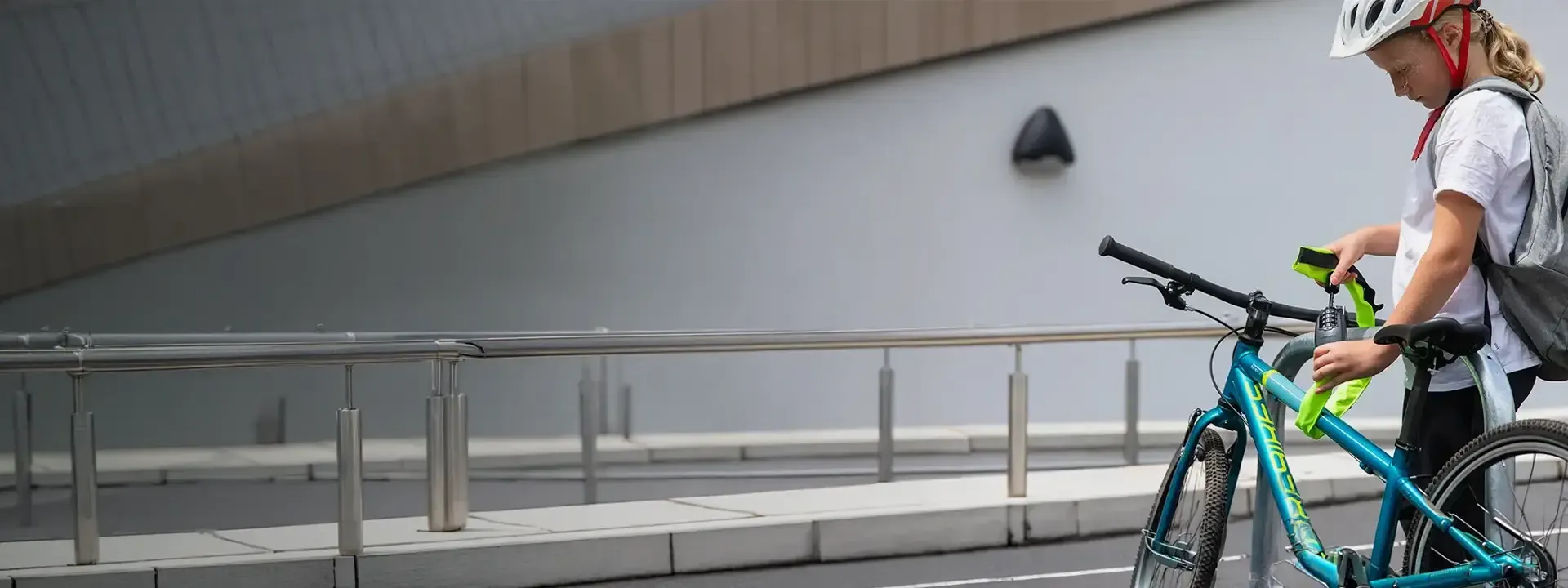 Cyclist using a Bronze-rated lock during a short stop