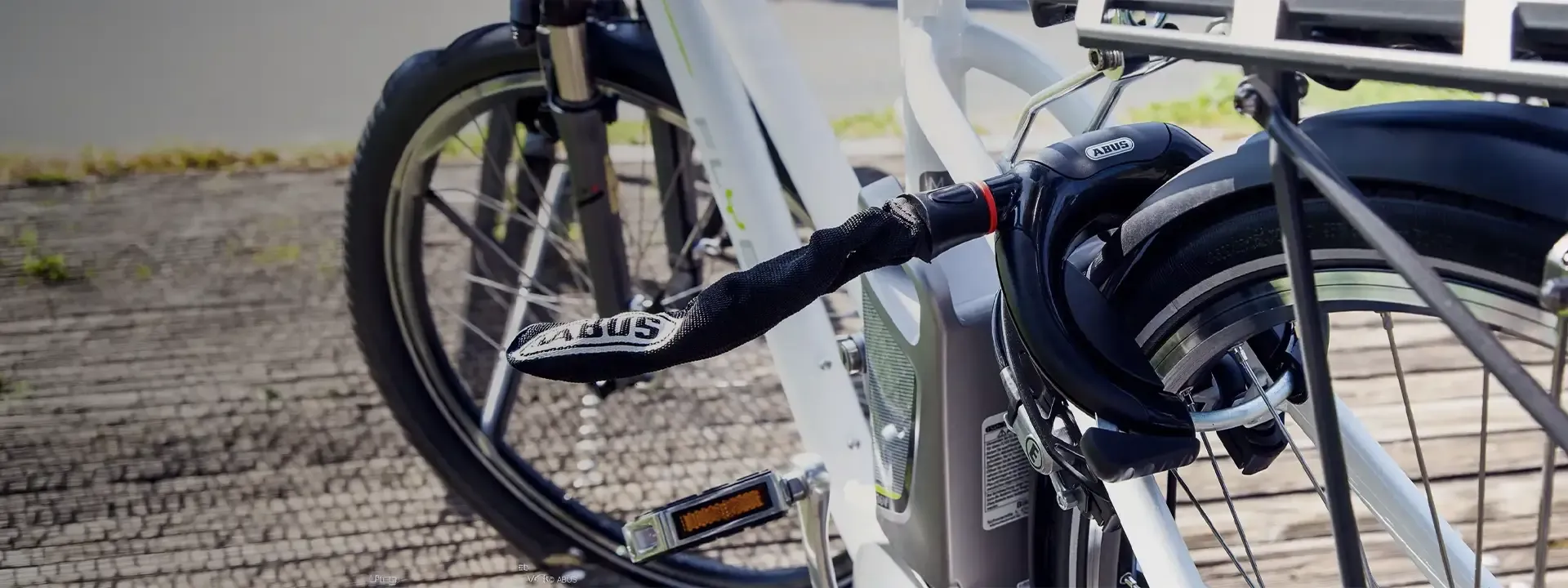 Frame lock and plug-in chain fitted to an urban bicycle