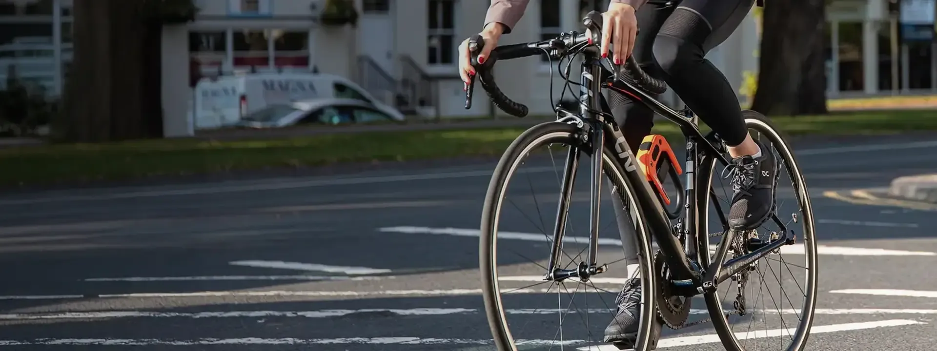 Cyclist carrying a bike lock securely on the bicycle frame