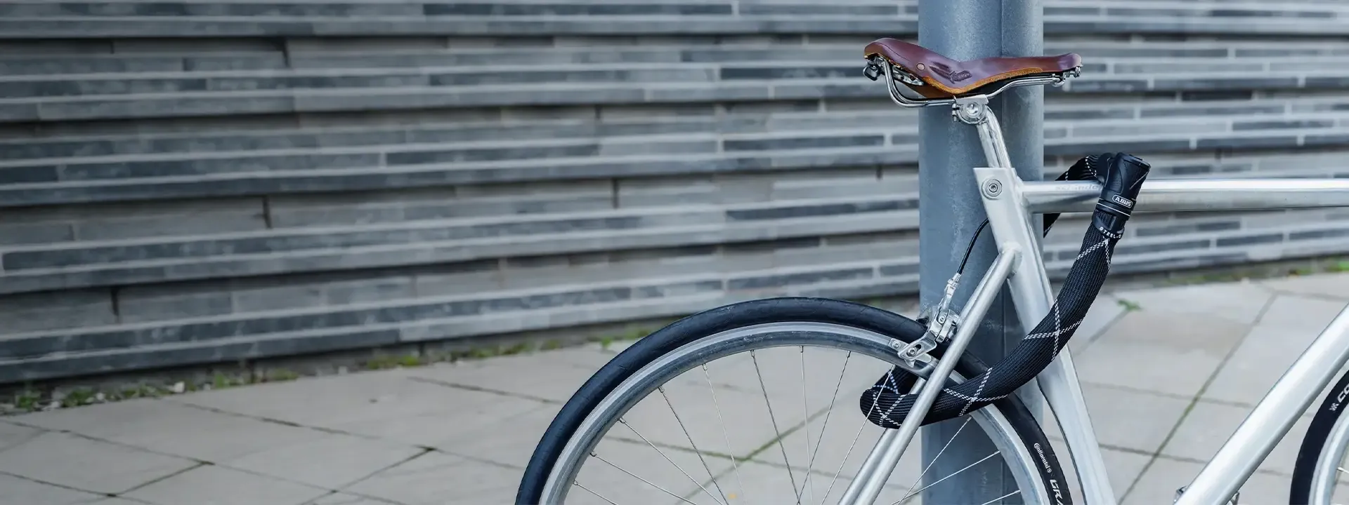 Bicycle secured with a Silver-rated folding lock