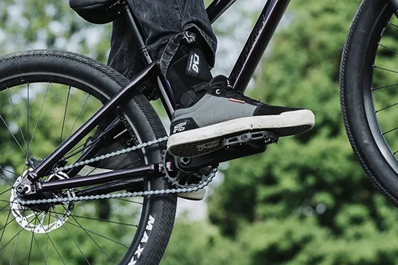 Mountain bike flat pedals on Merida Dirt Jump bike