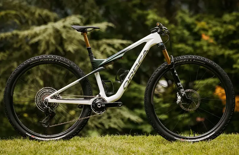 Side view of an Orbea Oiz with a white frame