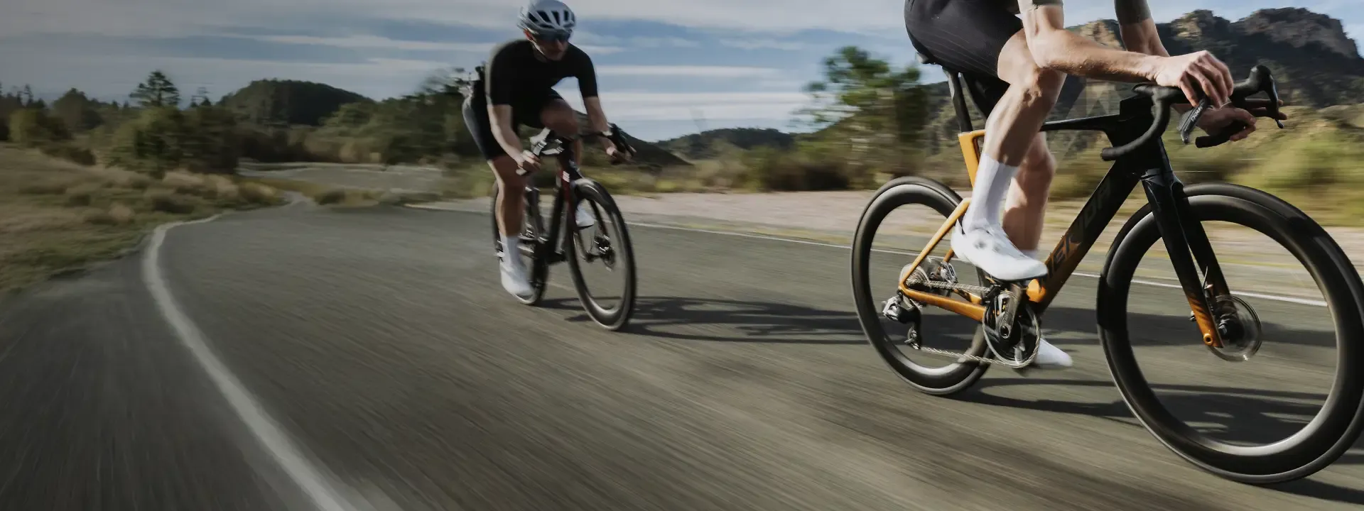 Road clipless cycling shoes for road and endurance riding