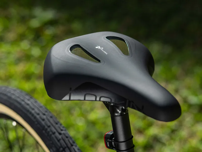 Momentum Selle Royal Lookin 3D Relaxed Unisex Saddle - Black-1