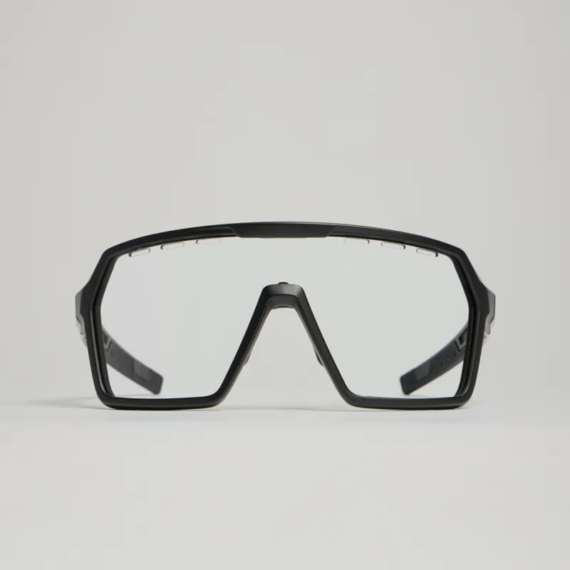 Endura SingleTrack Photochromic Cycling Sunglasses - Matt Black-2