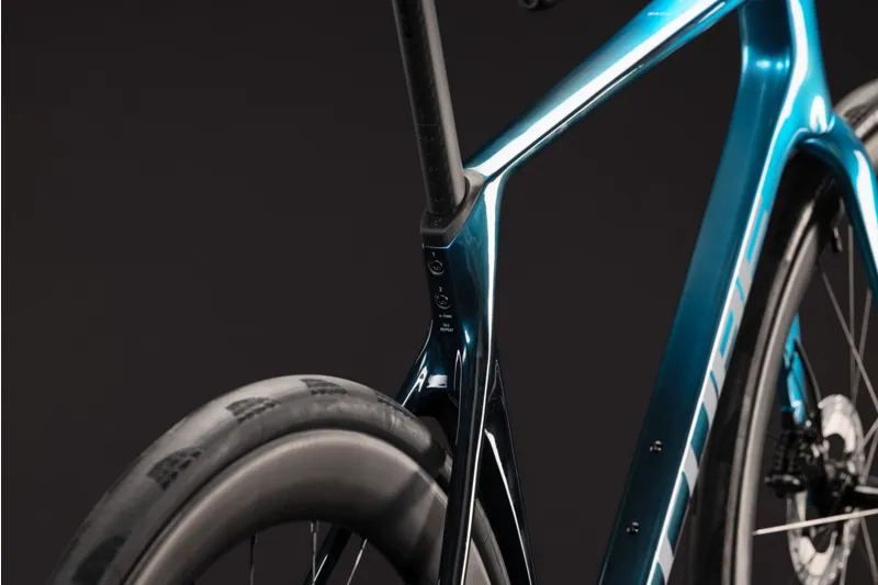 Cube Agree C:62 Race 2027 Carbon Road Bike - Chromeblue/Liquidblue-3