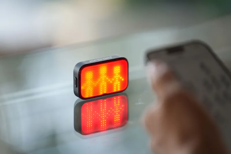 iGPSport Expression ET6 Smart Emoji Tail Light-1