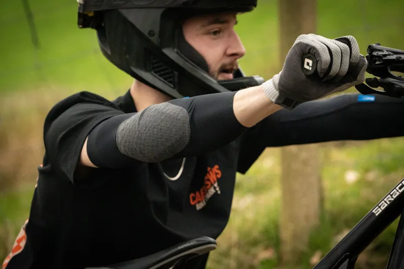 Madison Flux Ultra Light Level 1 RHEON Elbow Pads - Black-3